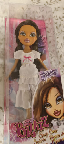 Bratz Yasmin Sleep Over Doll nuova in bianco con abito fiocco rosa per 6 anni + - Foto 2 di 8