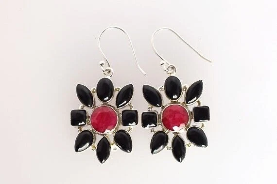 Orecchini pendenti con gancio floreale rubino pietra preziosa onice nera... - Immagine 4 di 4