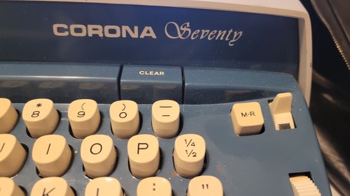 Máquina de escribir portátil Smith Corona blanca azul eléctrica vintage SCM con estuche EE. UU. - Imagen 3 de 8