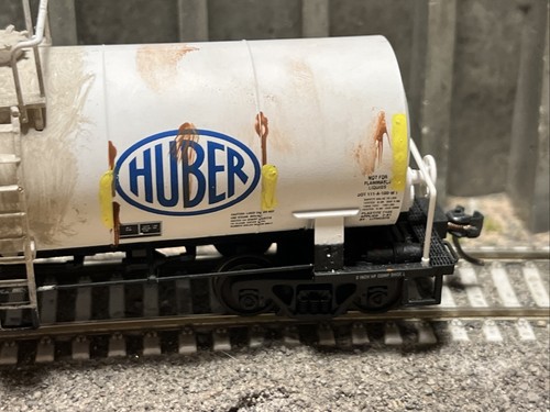 HO Scale Atlas Modern Slurry Tank Car J.M. Huber (weathered/rusted/tagged) - Picture 3 of 10