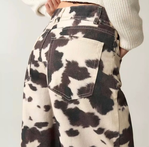 Pantalones de mezclilla holgados de pierna recta unisex con estampado de vaca - Imagen 3 de 9