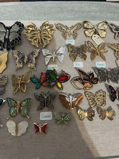 LOT OF 32 GOLD SILVER TONE 'ANIMAL BUTTERFLY' BROOCHES VINTAGE NOW