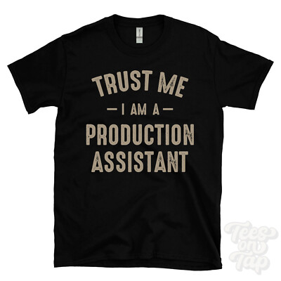 TRUST ME I AM A PRODUCTION ASSISTANT T-SHIRT bestes lustiges tolles Geschenk