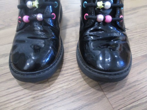 Niñas Pequeñas The Children's Place Talla 13 Botas Negras Dijes Con Cordones Cremallera Lateral - Imagen 5 de 15