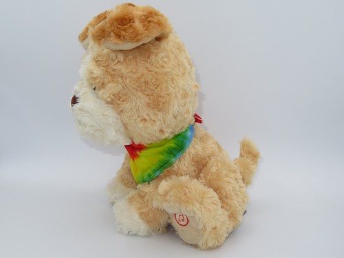Hallmark CELEBRATE YOU Cantor Cachorro Perro Bronceado Peluche Tie Dye Bandana Cumpleaños 11" - Imagen 2 de 3