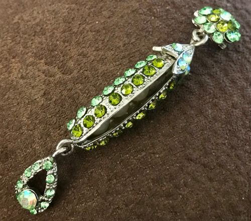 UNIQUE & RARELY SEEN VINTAGE BROOCH IN GREEN RHINESTONES - “PEAS IN A POD” - Bild 1 von 3