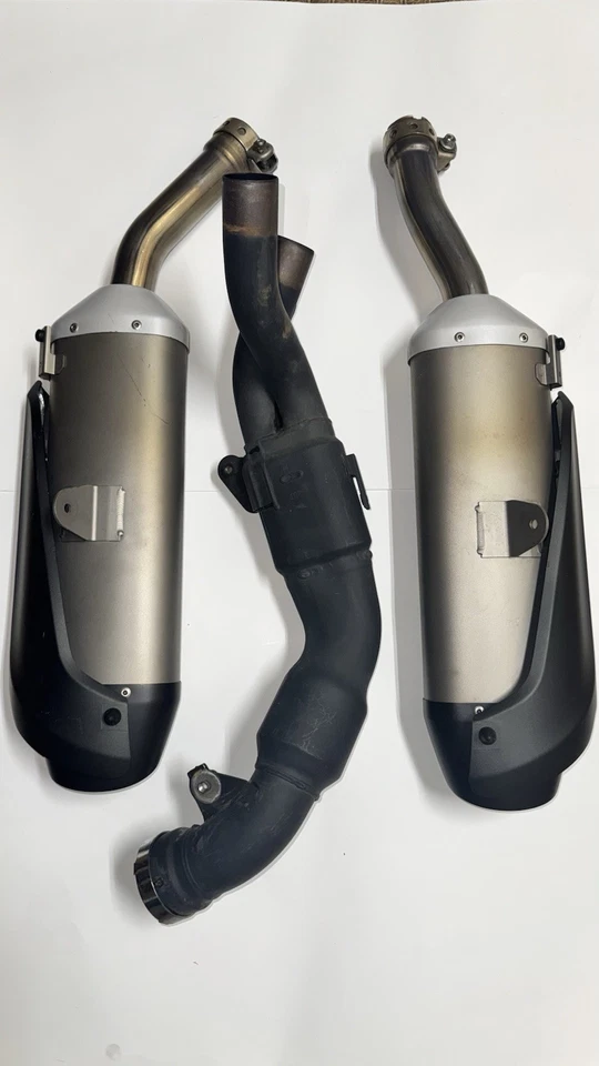 Silenciador de escape izquierdo y derecho Yamaha YZF R1 2007-2008 OEM y tubo medio OEM Foto 3 de 4