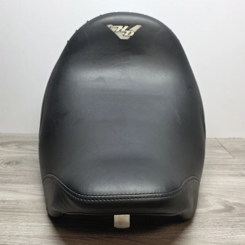 Asiento Harley Davidson Road King V 1997-2007 con logotipo - con almohadilla P/respaldo Mustang Foto 3 de 4