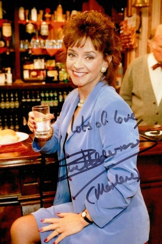 Sue Holderness handsigniertes 6x4 Foto nur Narren & Pferde Marlene Autogramm + COA