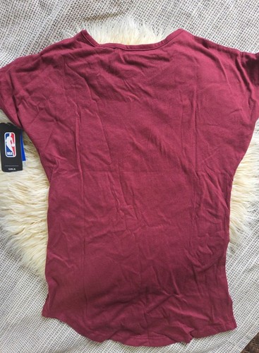 NUEVO CON ETIQUETAS Camisa para Niña XL (16) Cleveland Cavaliers Granate/Gris Manga Corta Cuello en V - Imagen 5 de 7