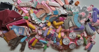 Konvolut Geschenkpapier, Bänder und Schleifen - 266 Stück - Lager leer