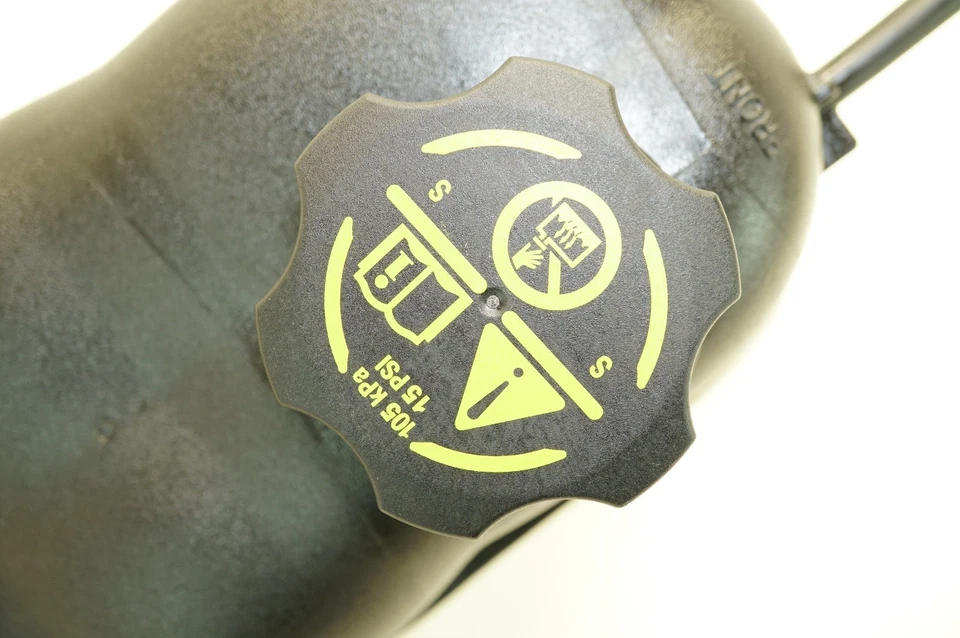 🔅2014-2020 CHEVROLET SUBURBAN OEM. TANK ASSEMBLY, RAD SURGE W/ CAP - Image 3 of 4