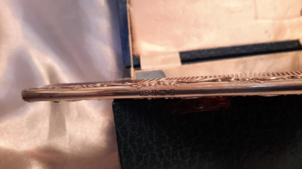 Juego de pinceles y peines plateados en caja con sello con etiqueta Broadway & Co Birmingham Foto 4 de 4