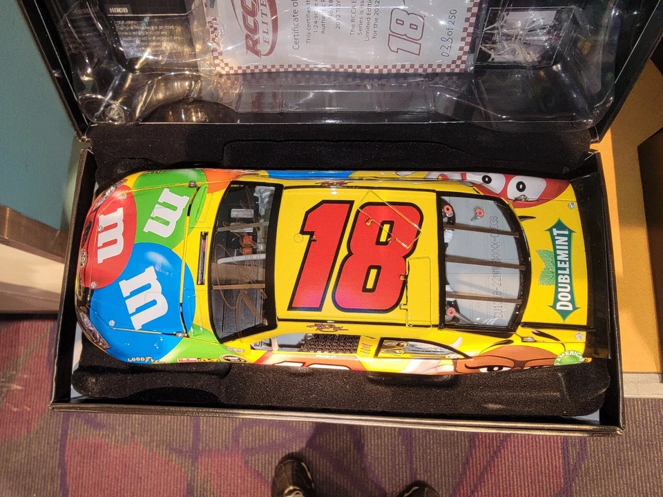Kyle Busch #18 M&M's 2012 autografiado - 1:24 Elite - acabado estándar #38/250 Foto 3 de 4