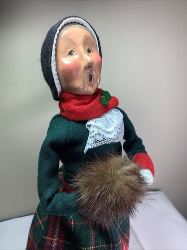 Byers’ Choice Carolers Traditional Christmas Woman Ltd Ed Fur Muff 344 - Picture 11 of 11