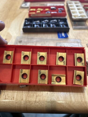 GRANDE LOTTO DI 91 pezzi INSERTI IN CARBURO inutilizzati Sandvik Seco ecc - Foto 5 di 10