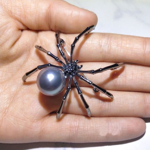 Brooch creative Exaggerated black white spider brooches gift scarf accessories - Bild 6 von 10