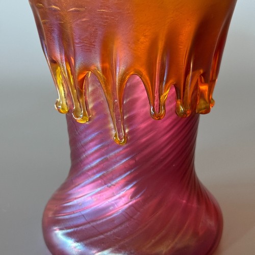 KRALIK “TEARDROP” IRIDESCENT STRAWBERRY RED AND ORANGE GLASS VASE. Circa 1905 - Picture 12 of 13