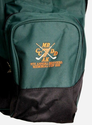 BORSA DA GOLF VERDE CON CERNIERA SU RUOTE "9° ANNUALE HOOTERS MEMORIAL CUP 2001" NUOVA - Foto 8 di 11