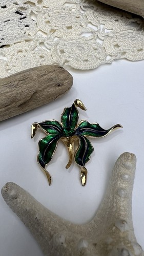 Vintage Brooch Pin Enameled Emerald Green Gold Tone Lily Green Gem Center  💚 - Picture 7 of 9