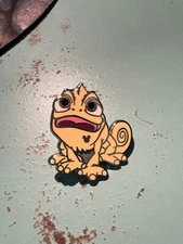 Disney pins 2014 Hidden Mickey Series - Colorful Pascal - Yellow super cute pin