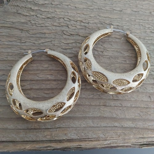 Matte Gold Tone HOOP Earrings Large Open Work Organic Statement 1 5/8” - 第 3/6 張圖片