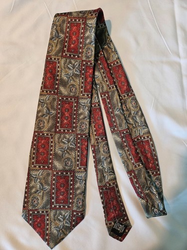 Bill Blass Necktie Tie 100% Silk Green and Red Leaf Pattern