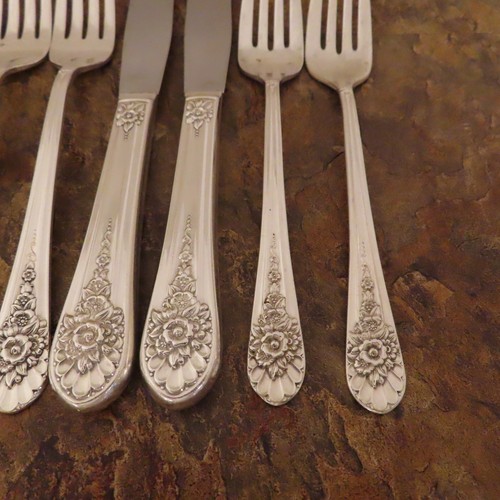 IS Jubilee Set of 9 Knives & Forks Wm Rogers Vintage Silverplate Flatware Lot A - Picture 2 of 5