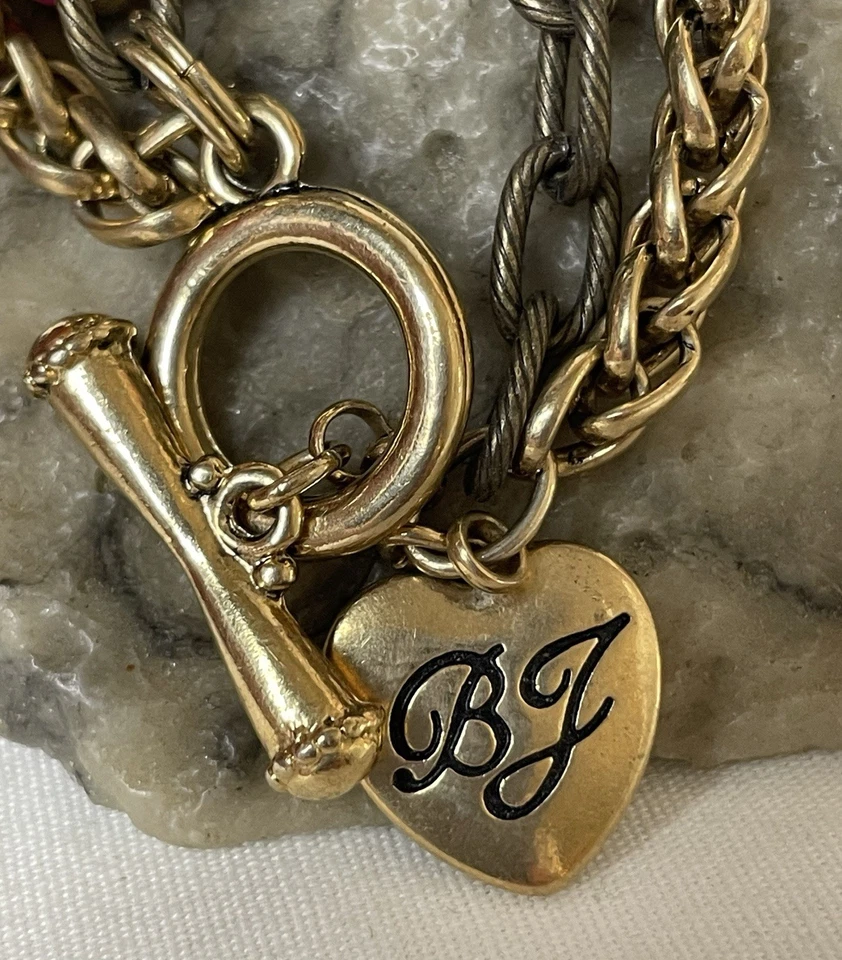 Pulsera de latón Betsey Johnson de colección 2 hilos dijes mixtos logotipo corazón cierre de palanca Foto 4 de 4