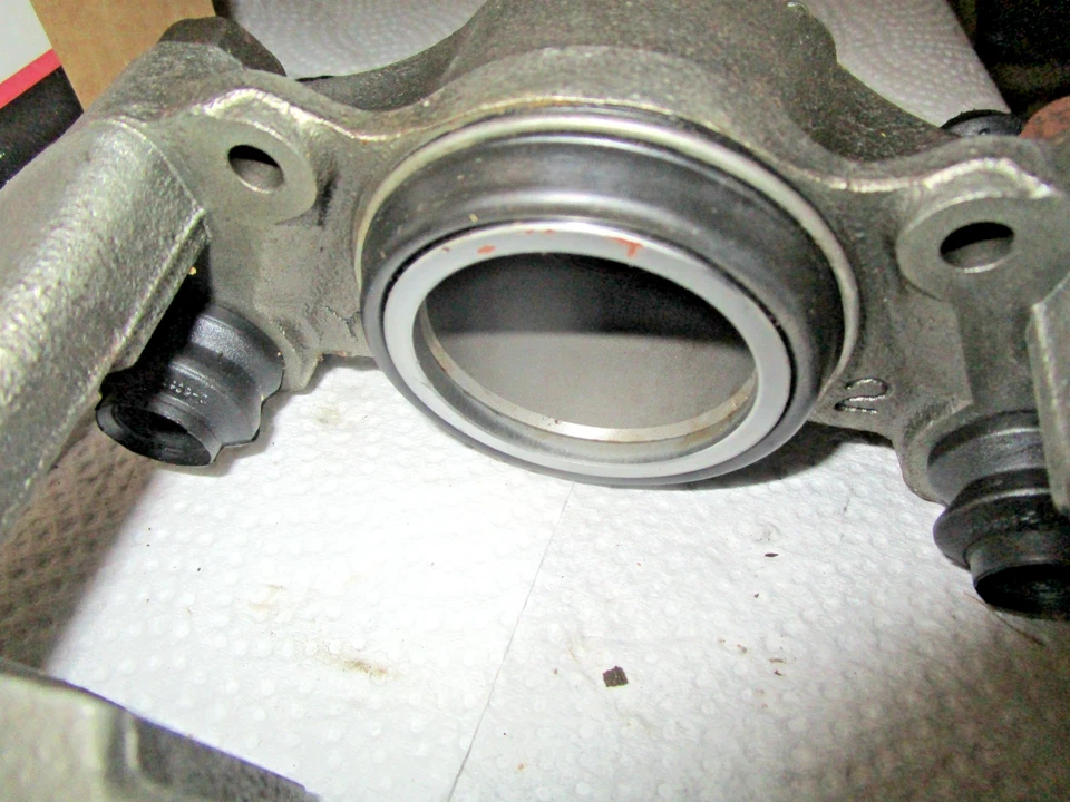 Conjunto de pinça de freio dianteiro Mazda 323 Turbo Mercury Capri Turbo Tracer 1986-1993 - Imagem 3 de 4