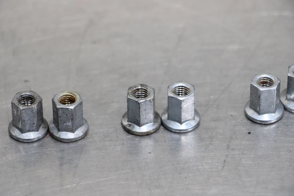 02-05 HONDA CB900F CB900 Pernos de escape Tuercas Foto 3 de 4