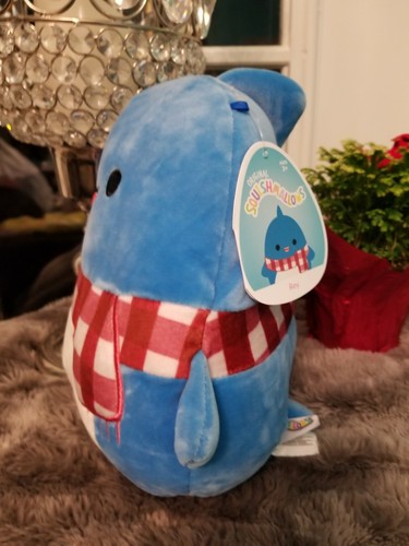 Neu mit Etikett Squishmallow 8 Zoll Rey der blaue Hai mit rotem Schal Weihnachten Rarität Kellytoy 2021 - Bild 2 von 4