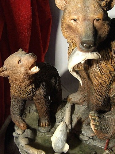 THE JULIANA COLLECTION BÄREN FANGEN FISCHE KUNSTHARZ FIGUR HOLZSOCKEL - Bild 11 von 11