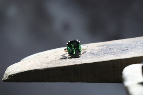 EXQUISITES EINZIGARTIGES COCKTAILRING AUS GRÜNEM TURMALIN (VERDELIT) IN 14 KARAT GOLD - Bild 6 von 12