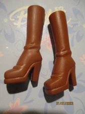 BARBIE DOLL / PAIR OF SHOES: BOOTS, PUMPS ....... (1093)