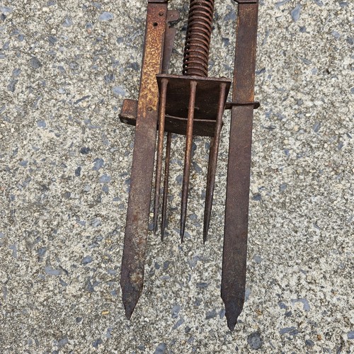 Vintage Kolben Stil Maulwurffalle Menge 2 rostige Fallen ca. 16" lang - Bild 4 von 12