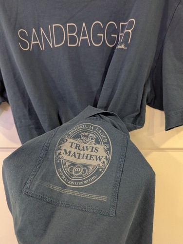 Camiseta Travis Mathew Para Hombres Manga Corta Golf Azul Sandbagger Mediana - Imagen 4 de 4