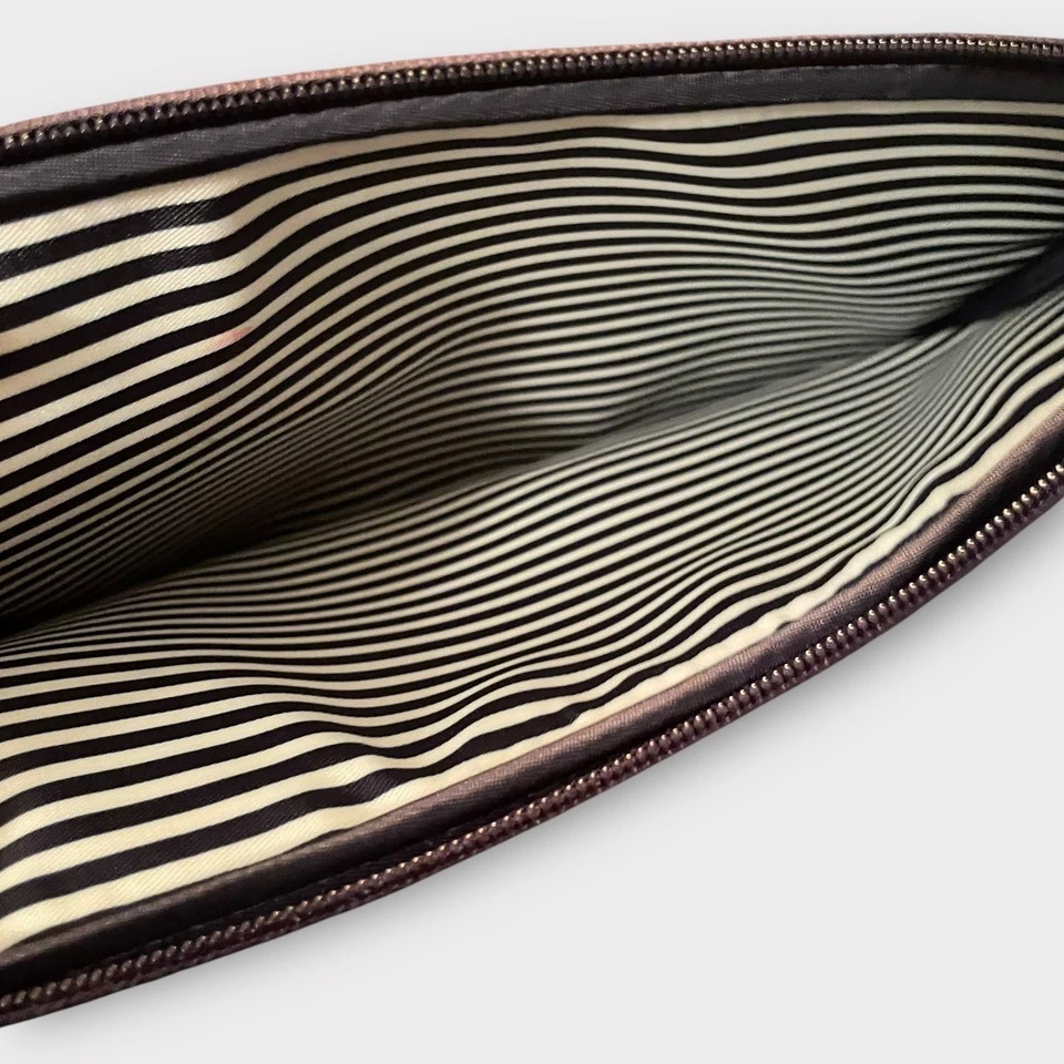 Funda para computadora portátil Kate Spade Play Hooky Logo azul interior a rayas Foto 4 de 4