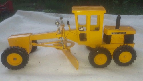 ERTL 1/16 Die-cast John Deere Grader Road Construction Toy - Picture 1 of 6