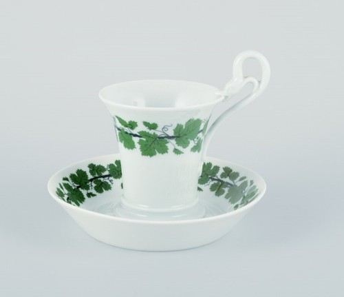 Meissen, Green Ivy Vine. Two coffee cups with tall handles shaped like swans. - Picture 2 of 8