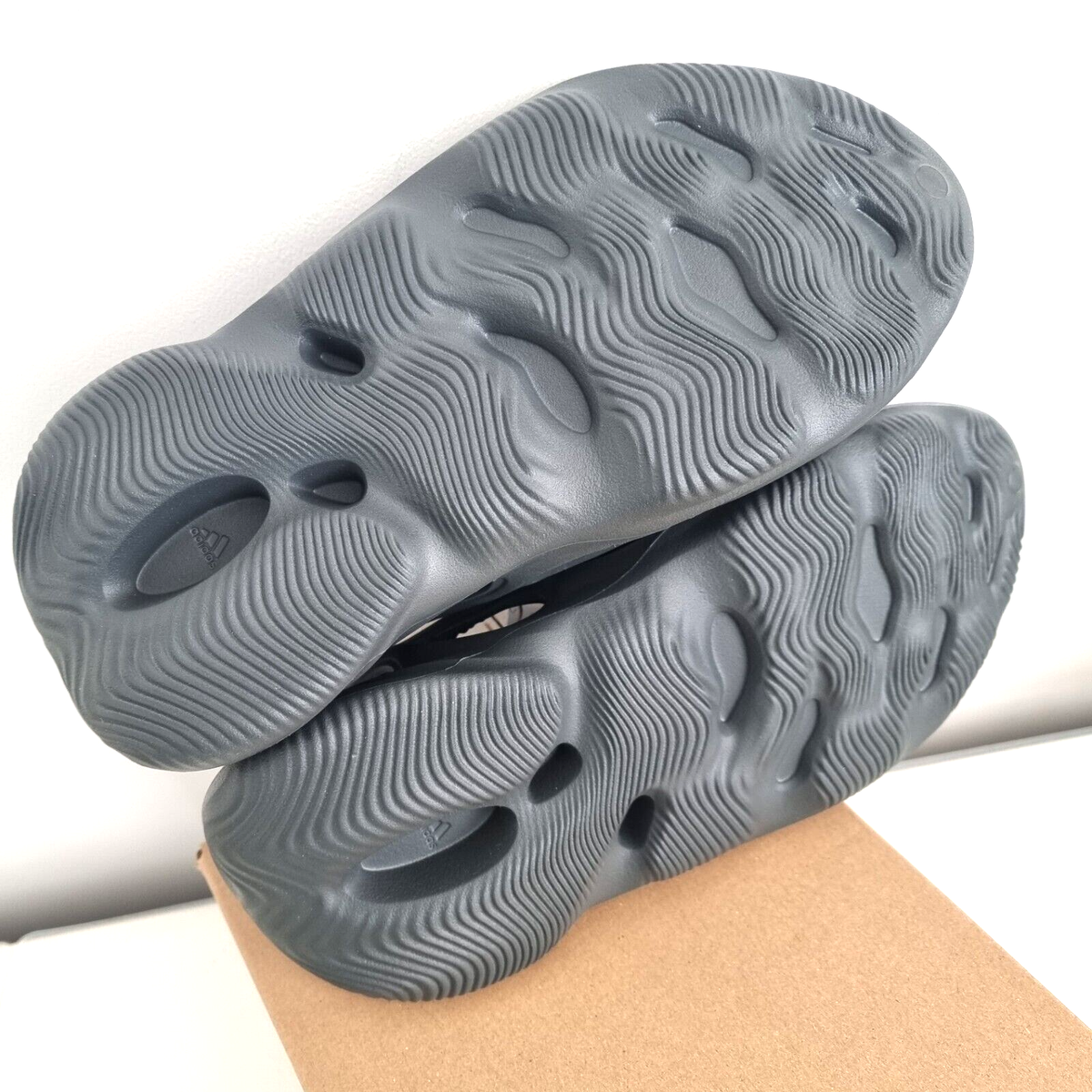 UK 9 Adidas Yeezy Foam Runner Carbon RNNR RNR IG5349 US 9 UK 9 Adidas Yeezy Foam Runner Carbon RNNR RNR IG5349 US 9