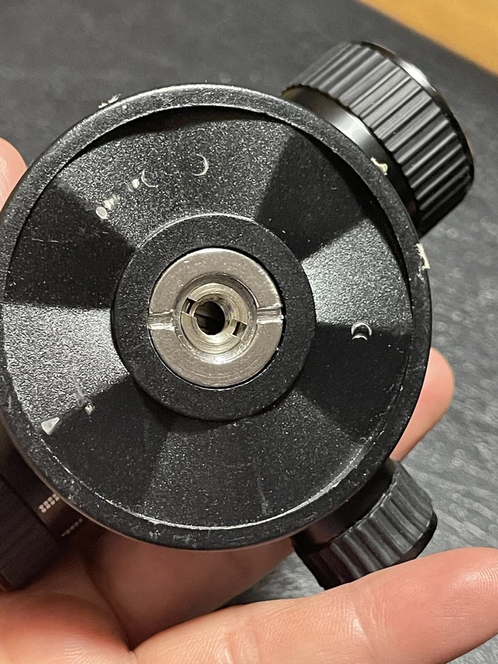 Cabezal de bola de aleación de magnesio Vanguard SBH-250 para patas de trípode de tornillo de 3/8" o 1/4"-20 Foto 4 de 4