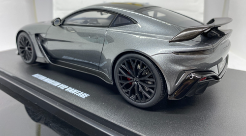 GT SPIRIT GT443 2023 ASTON MARTIN V12 VANTAGE MAGNETIC SILVER L/E 1:18 - Picture 10 of 12