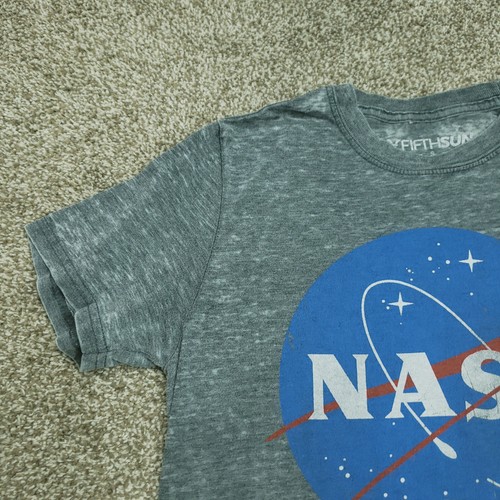 Camisa NASA Hombre Pequeña Gris Gráfico Azul Logo FifthSun Usada en Excelente Condición - Imagen 9 de 13