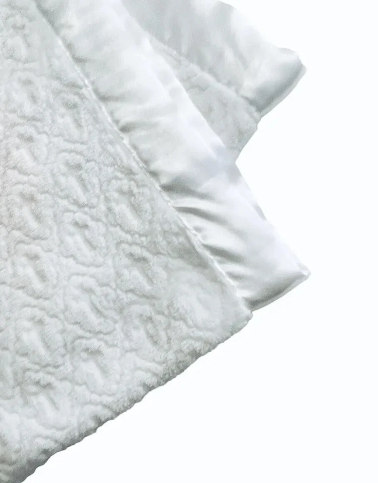 Manta Baby Gear religiosa cristiana cruces en relieve borde satinado 2019 RARA Foto 3 de 4