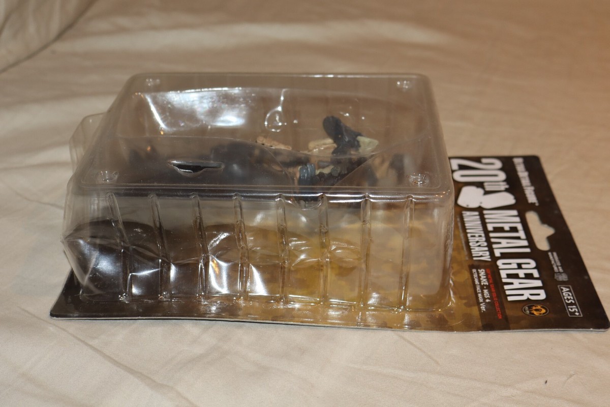 Medcom Metal Gear Solid 4 Snake Figure 20th Anniversary MGS4 Medcom Metal Gear Solid 4 Snake Figure 20th Anniversary MGS4