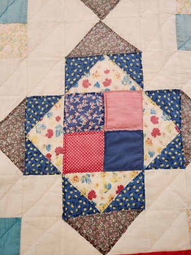 Trapunta coperta vintage patchwork a brandelli rosso blu cotone 74 x 86” fatta a mano - Foto 3 di 17