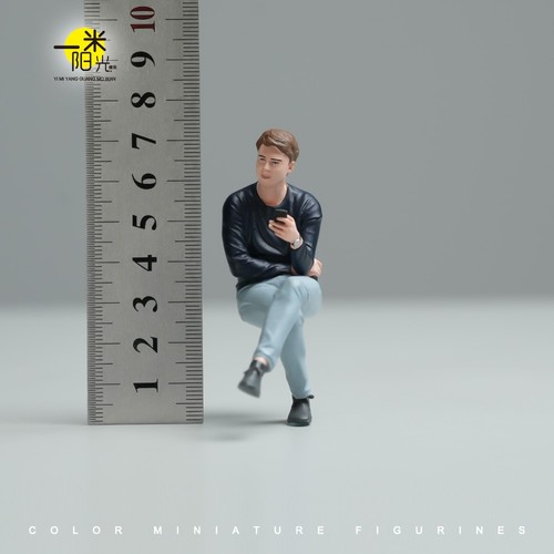 1/18 1/24 Miniature Uomo Seduto con Telefono Diorama Scena Figura Bambola per Auto Giocattolo - Foto 10 di 11