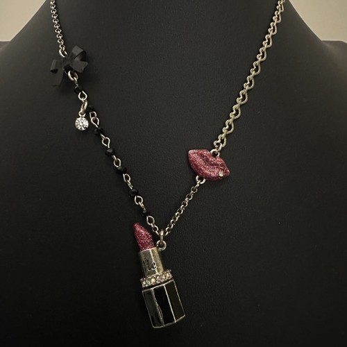 BETSEY JOHNSON Vintage Gold-Tone “Kiss Me” Lipstick & Lips Charm Necklace 17–20” - Picture 9 of 10