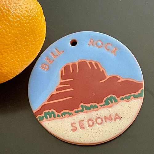 Azulejo redondo de cerámica con plataforma de roca Sedona Bell de 3,25" Arizona arte colgante multicolor - Imagen 3 de 3